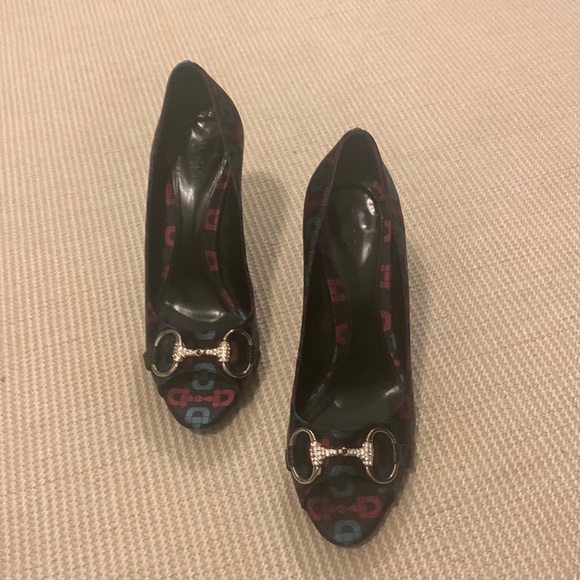 Gucci Satin Horse Bit Peep Toe Size 7.5, but closer to a size 7 - Picture 3 of 7